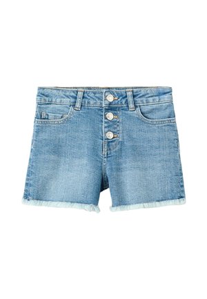 Short en jean bleu avec trois boutons sur le devant, passants pour ceinture, poches avant et ourlet effiloché à chaque jambe.