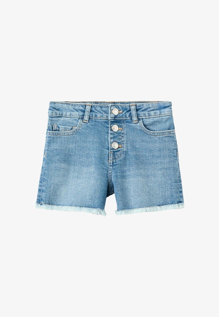 Short en jean bleu avec trois boutons sur le devant, passants pour ceinture, poches avant et ourlet effiloché à chaque jambe.