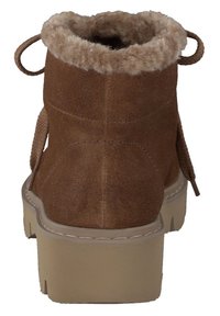 Stivaletti in suede marrone con risvolto in pelliccia sintetica, suola piatta beige e dettagli decorativi in pizzo intrecciato sul retro.