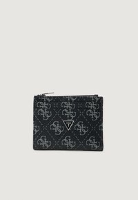 Cartera negra con un patrón de logo gris repetido, cierre de cremallera y una insignia metálica triangular. Material sintético liso y texturizado.