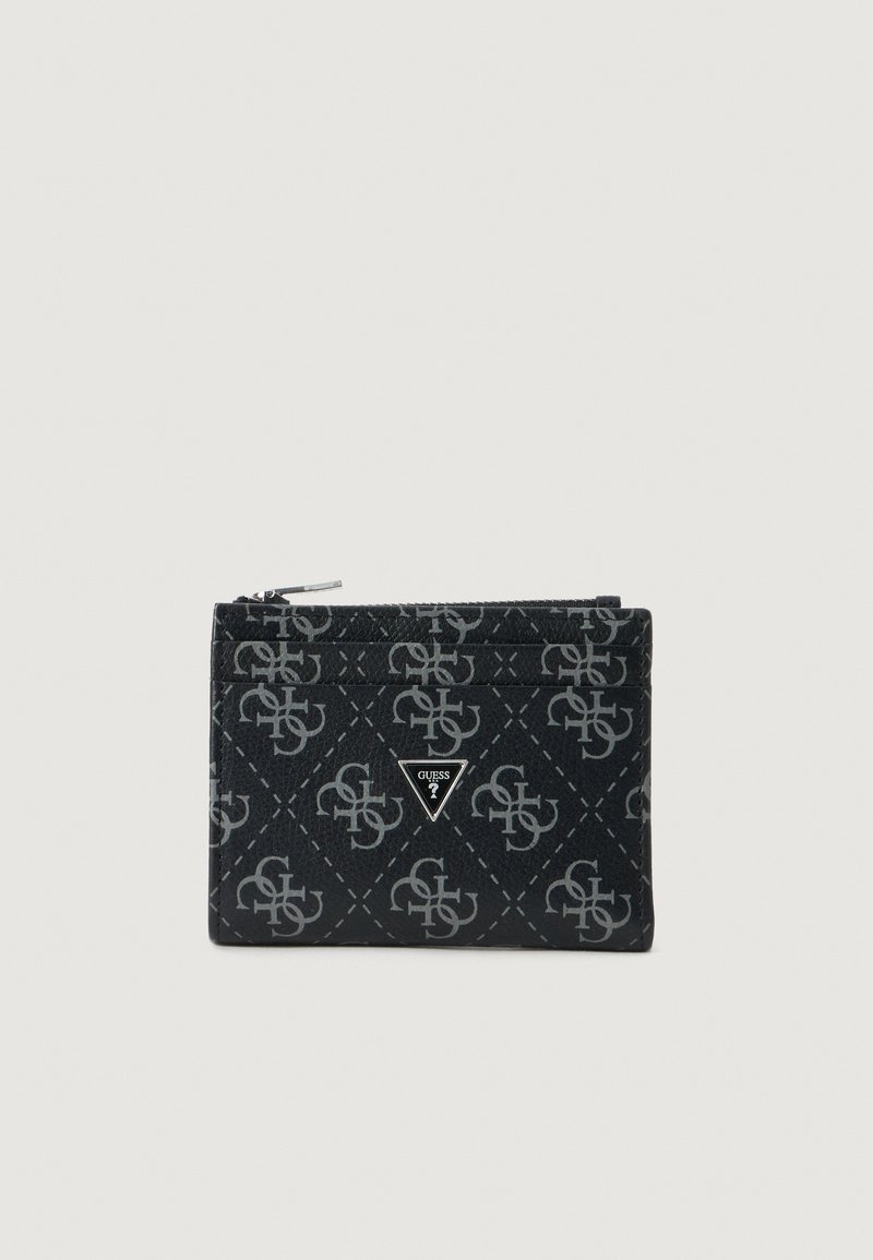Cartera negra con un patrón de logo gris repetido, cierre de cremallera y una insignia metálica triangular. Material sintético liso y texturizado.