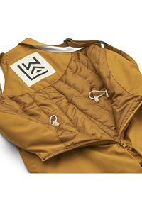 Puffjacke in senfgelb mit einer gesteppten Textur, ausgestattet mit einem Markenpatch und zwei Kordeln. Reißverschluss und glattes Material.