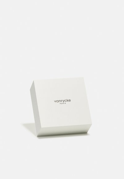 Hvid papkasse med en glat tekstur, der har grå branding "vanrycke PARIS" på toppen, let vinklet for at vise dybde.