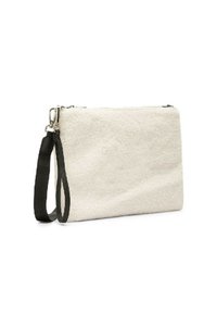 Borsa clutch bianca texturizzata realizzata in materiale morbido con una tracolla nera e una cerniera argentata, caratterizzata da una forma rettangolare e un design minimalista.