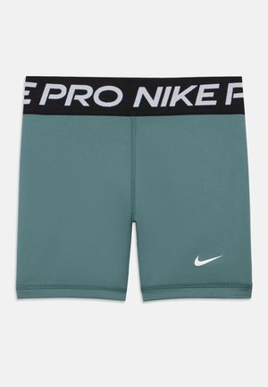 Mėlyni Nike Pro kompresiniai šortai su juodu elastingu juosmeniu, ant kurio išspausdintas baltas „NIKE PRO“ tekstas, o kairėje kojoje pavaizduotas baltas Nike swoosh.