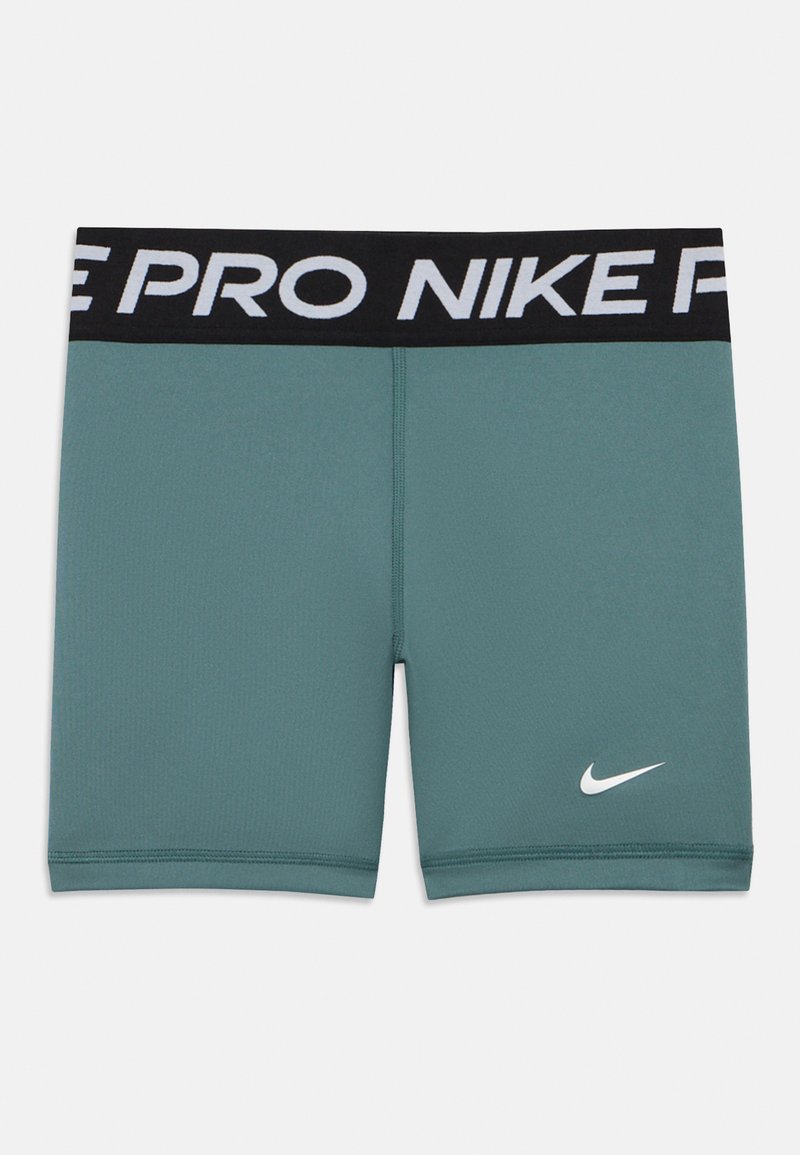 Teal Nike Pro puristus-shortsit mustalla elastisella vyötärönauhalla, jossa on valkoista "NIKE PRO" -tekstiä ja valkoinen Nike-swoosh vasemmassa jalassa.