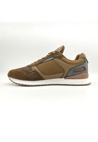 Sneaker atletico marrone con texture in camoscio e mesh, con un collare imbottito, lacci e una soletta bianca con suola in gomma texturizzata.