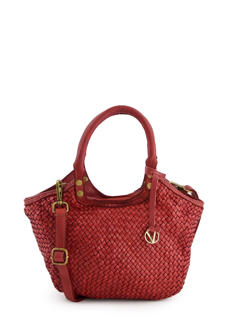 Rode geweven leren handtas met dubbele handgrepen, afneembare schouderband, gouden hardware-accenten en een decoratief embleem. Gestructureerde afwerking.