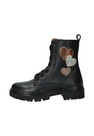 Zwarte leren gevechtslaars met een gestructureerde afwerking, verfraaid met drie decoratieve hartpatches in bruin, zilver en dierenprint. Rubberen zool.