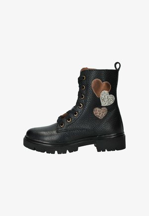 Zwarte leren gevechtslaars met een gestructureerde afwerking, verfraaid met drie decoratieve hartpatches in bruin, zilver en dierenprint. Rubberen zool.