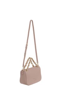 Borsa a tracolla in morbida pelle rosa con una forma strutturata. Caratterizzata da una maniglia in catena dorata e da una tracolla regolabile. Nessun motivo visibile.