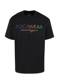 Juodas medvilnės marškinėliai su užrašu "ROCAWEAR" gradiento spalvomis, o po juo "ESTABLISHED New York 1999" baltos spalvos, klasikinio apykaklės dizaino.