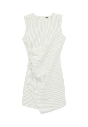 Mouwloze witte jurk met dunne verticale zwarte strepen en gerimpelde stofdetails aan de voorkant, knielengte, ronde halslijn.