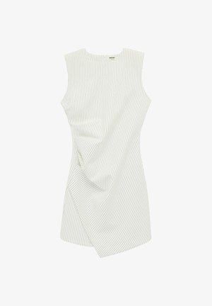 Mouwloze witte jurk met dunne verticale zwarte strepen en gerimpelde stofdetails aan de voorkant, knielengte, ronde halslijn.