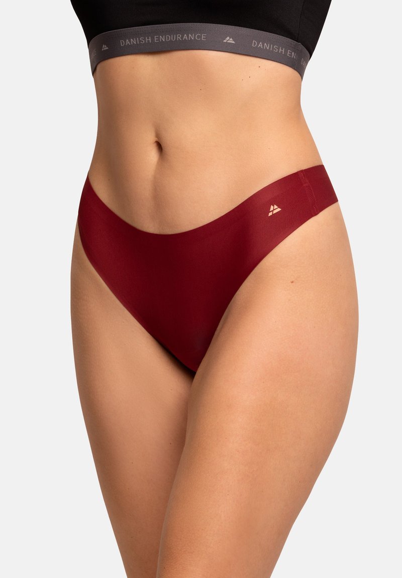 Rote nahtlose Tangahose aus glattem, dehnbarem Material. Verfügt über einen breiten Bund mit einem grauen "DANISH ENDURANCE"-Logo. Minimalistisches Design.