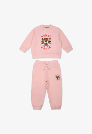 Roze katoenen sweatshirt en joggers set met een tijgerafbeelding en de tekst "KENZO PARIS". Het sweatshirt heeft knoopdetails; de joggers hebben een trekkoord.