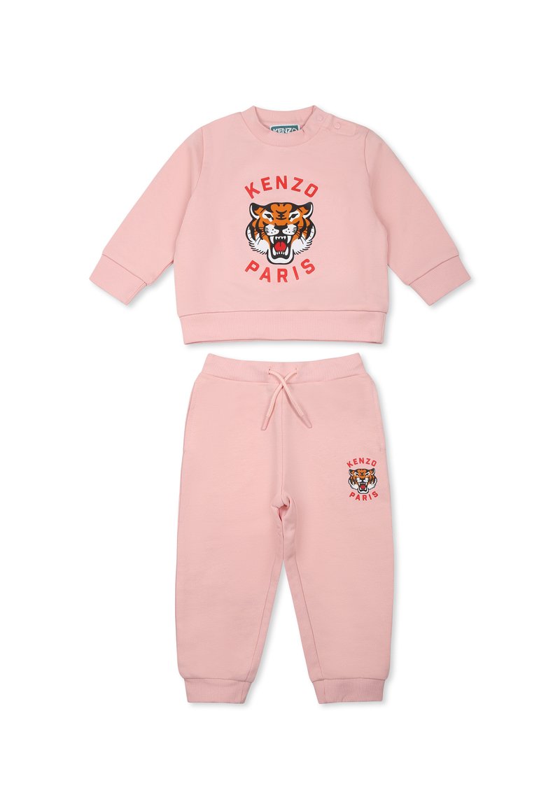 Ensemble de sweat-shirt en coton rose et de joggers avec un graphique de tigre et le texte "KENZO PARIS". Le sweat-shirt dispose de détails à boutons ; les joggers ont un cordon de serrage.