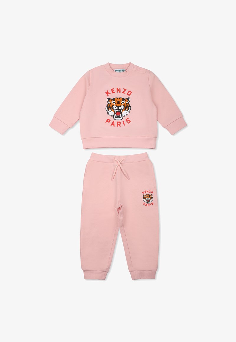 Ensemble de sweat-shirt en coton rose et de joggers avec un graphique de tigre et le texte "KENZO PARIS". Le sweat-shirt dispose de détails à boutons ; les joggers ont un cordon de serrage.