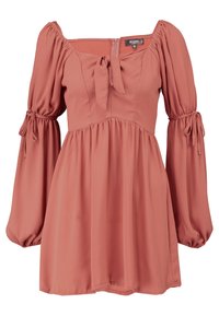 Blůza v broskvové barvě s detailem vázání na výstřihu, nafouknutými rukávy a elastickými manžetami; vyrobena z hladkého materiálu s volným střihem.