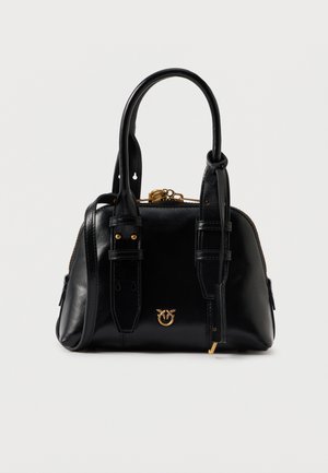 Sac à main en cuir noir avec deux poignées, bandoulière réglable, fermeture éclair dorée et petit emblème doré à l'avant.