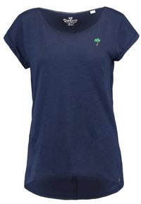 Camiseta de manga corta azul marino hecha de tejido suave, con un pequeño diseño de palmera bordado en el lado izquierdo del pecho y un dobladillo redondeado.