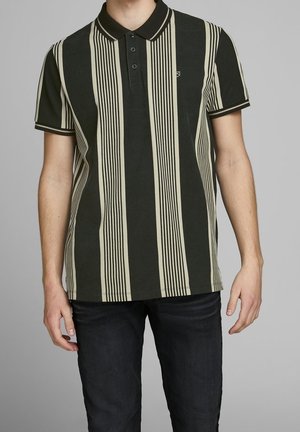 Polo-shirt med lodrette beige striber på en mørkegrøn baggrund, lavet af bomuld, med en to-knaps placket og krave.