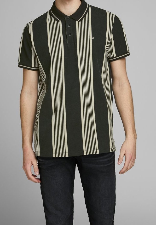 Polo à rayures verticales beige sur fond vert foncé, fabriqué en coton, avec une patte de boutonnage à deux boutons et un col.