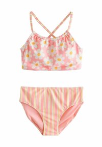 Costume da bagno due pezzi composto da un top corto rosa con margherite bianche e centri gialli, e slip alta vita coordinati con strisce rosa e gialle.