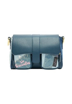 Borsa a tracolla in pelle blu e denim con patta frontale, due tasche con cerniera, ricamo rosa "Tua Braccialini" e dettagli in metallo dorato.