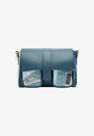 Blauwe leren en denim crossbodytas met klep aan de voorkant, twee ritsvakken, roze "Tua Braccialini" borduursel en gouden hardware accenten.