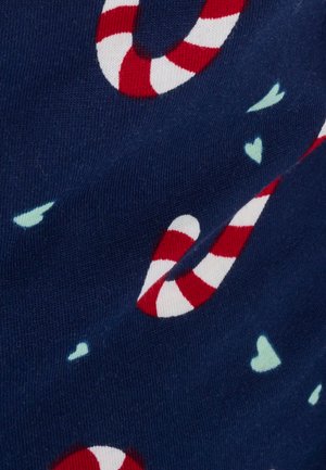 Katoenen stof in donkerblauw met witte en rode gestreepte zuurstokkenpatronen, met kleine lichtblauwe harten verspreid over de stof.