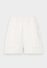 Shorts en coton blancs avec une taille élastique, dotés de poches latérales et de coutures visibles pour une texture supplémentaire.