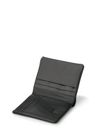 Portefeuille en cuir noir, design pliable avec une finition texturée, comportant de multiples compartiments pour cartes et un intérieur lisse. Aucun accent matériel visible.
