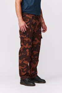 Brune camo cargo-bukser med flere lommer, elastisk talje og snøre. Lavet af slidst�ærkt stof med en afslappet pasform og tapered ben.