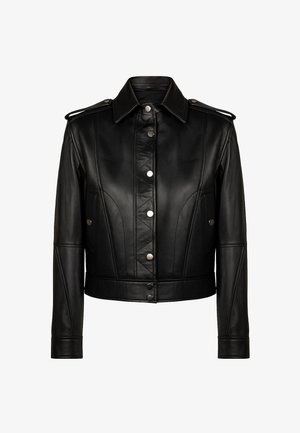Chaqueta de cuero negra con cierre de botones en la parte delantera, cuello alzado y hombreras en los hombros. Detalles de costura distintivos y diseño ajustado.