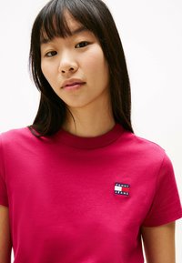 Tommy Jeans REG MELANGE jagodowy