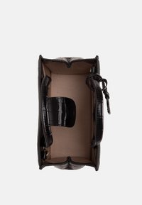 Borsa nera con effetto coccodrillo, dalla forma strutturata, con manici lisci e un interno beige semplice. Include un attacco per portachiavi.