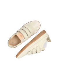 Baskets de couleur crème en cuir avec un design de bande auto-agrippante. Dotées d'une semelle en caoutchouc et d'une finition texturée légèrement brillante.