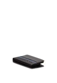 Zwarte leren portemonnee met een omslagontwerp, voorzien van blauwe stikdetails en een getextureerd oppervlak. Compact en rechthoekig van vorm.