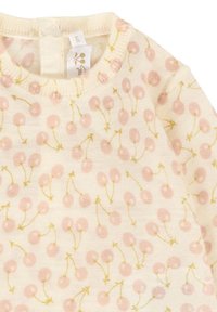 Maglione di crema chiara con motivo a stampa di ciliegie in un morbido rosa e giallo. Presenta un collo rotondo e polsini a coste per un effetto texture.