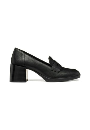 Zapato tipo mocasín de cuero negro para mujer con tacón bajo de bloque y detalle de tira tipo penny en la parte superior, mostrado en perfil lateral sobre un fondo blanco.