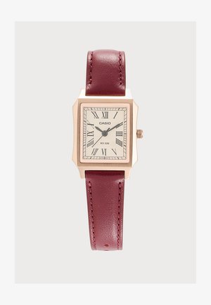 Montre-bracelet carrée Casio ton or avec cadran crème, chiffres romains noirs et bracelet en cuir bordeaux.