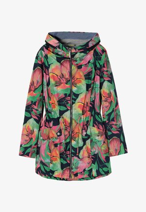 Gėlėmis dekoruota striukė su tamsiu fonu, kuriame matosi ryškios rožinės ir žalios gėlės, su užtrauktuku priekyje, raišteliu juosmenyje ir gobtuvu.