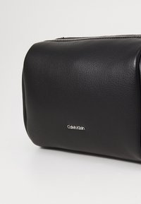 Calvin Klein REFINE CAMERA BAG - Taška s příčným popruhem - black