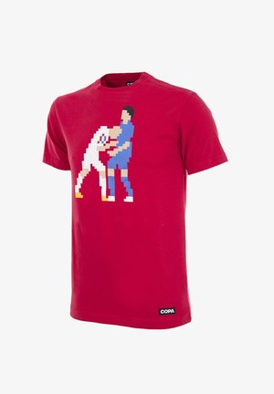 Rode katoenen T-shirt met pixelkunst van een wit en blauw figuur in een worstelpositie. Label bevindt zich in de linkerbovenhoek.