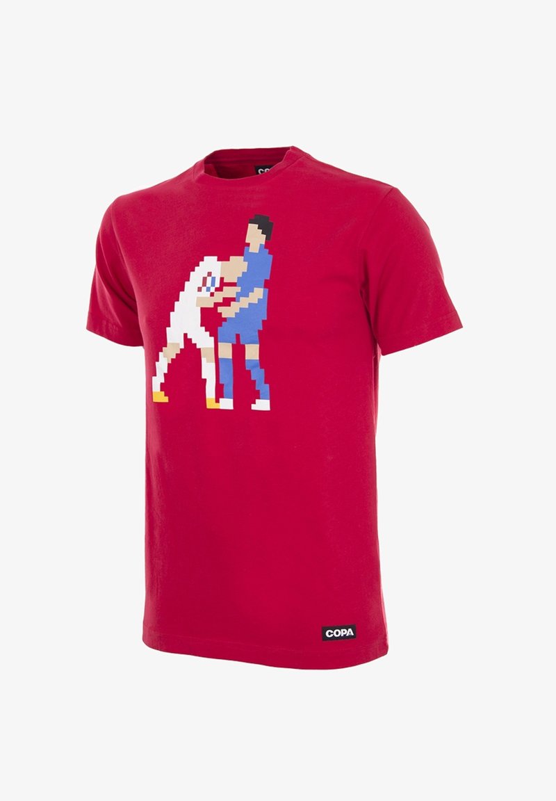 Rode katoenen T-shirt met pixelkunst van een wit en blauw figuur in een worstelpositie. Label bevindt zich in de linkerbovenhoek.