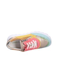 Sneaker multicolore realizzato in una combinazione di suede rosa, giallo, verde e blu. Include lacci bianchi, zip in metallo e suola imbottita.