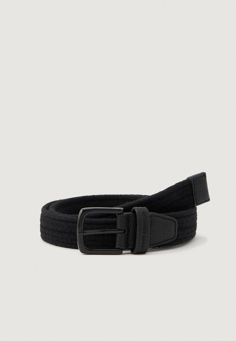 Cintura in tessuto intrecciato nero arrotolata con fibbia in metallo nero opaco e dettagli in pelle su uno sfondo chiaro e semplice.