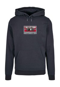 Felpa in cotone, color navy scuro, con una grafica di una cassetta con dettagli rossi e argento. Tascone frontale a forma di kangaroo. Cappuccio con cordino.