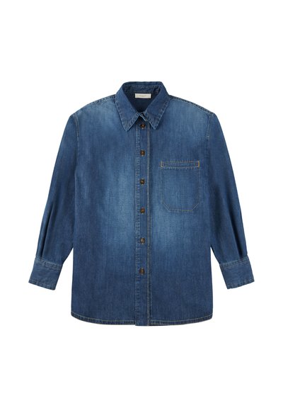 Denim overhemd in mediumblauw met een button-down kraag, lange mouwen, voorzak en bruine knopen. Heeft een vervaagde textuur.